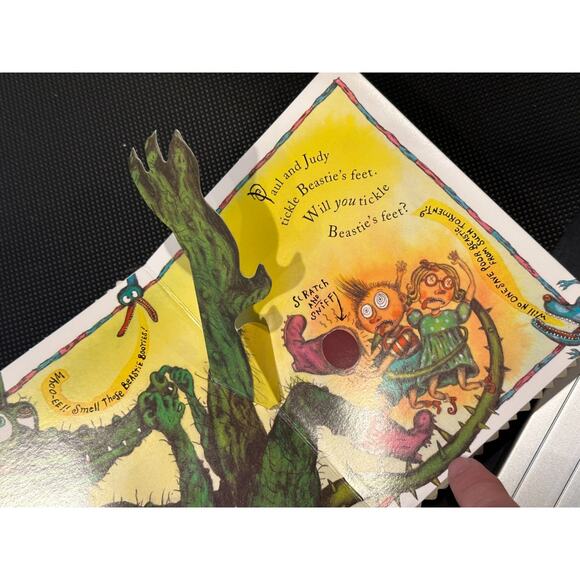 Pat the Beastie: A Pull-And-Poke - Paperback, by Drescher Henrik - Picture 3 of 5